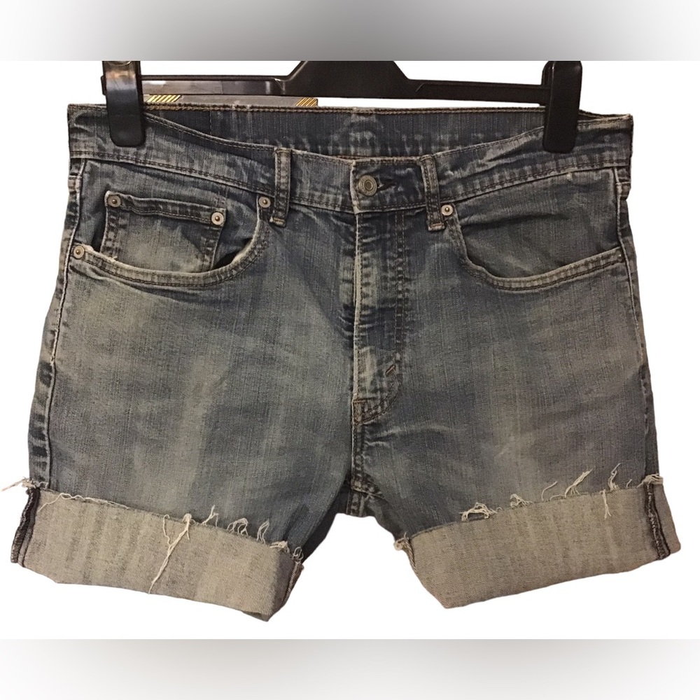 LEVI’S cut-offs, size 33